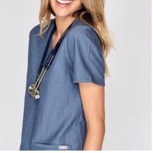 Figs Casma™ Three-Pocket Scrub Top in Heather Denim